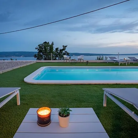 2-bedroom La With Private Heated 33sqm Pool Jesenice (Split-Dalmatia)