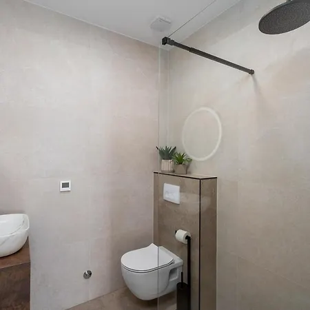 2-bedroom La With Private Heated 33sqm Pool Jesenice (Split-Dalmatia)