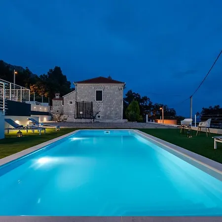 2-bedroom La With Private Heated 33sqm Pool * Jesenice (Split-Dalmatia)