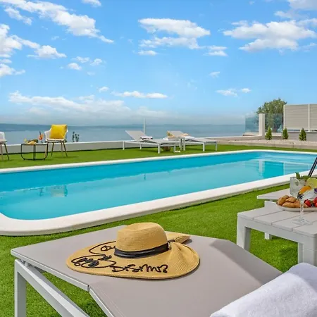 2-bedroom La With Private Heated 33sqm Pool Vila Jesenice (Split-Dalmatia)