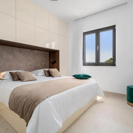 2-bedroom La With Private Heated 33sqm Pool *