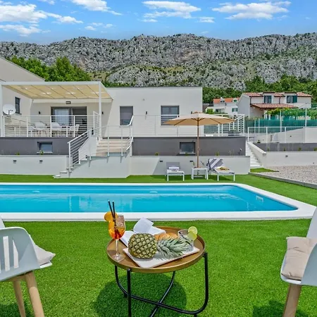 New 2-bedroom La With Private Heated 33sqm Pool 빌라 예세니체