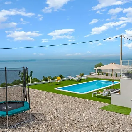2-bedroom La With Private Heated 33sqm Pool Jesenice (Split-Dalmatia)