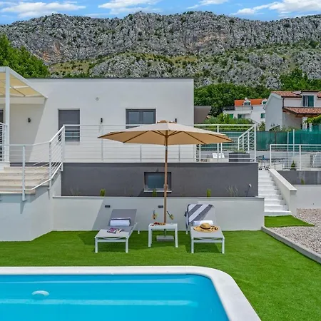 Vila 2-bedroom La With Private Heated 33sqm Pool Jesenice (Split-Dalmatia)