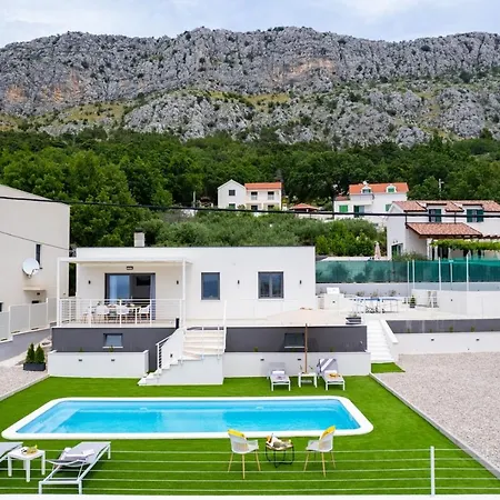 2-bedroom La With Private Heated 33sqm Pool Jesenice (Split-Dalmatia)