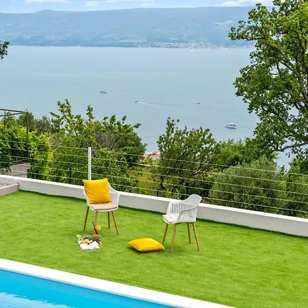 2-bedroom La With Private Heated 33sqm Pool Vila Jesenice (Split-Dalmatia)