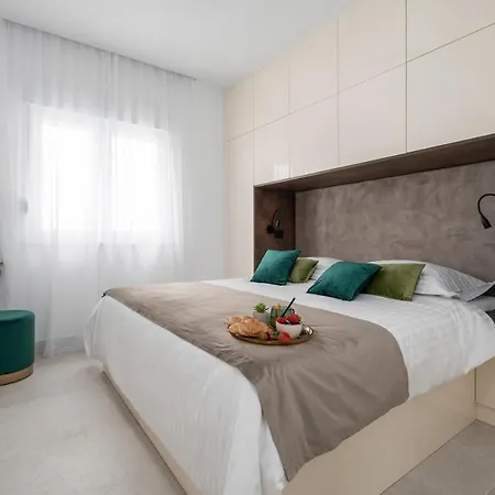 Vila 2-bedroom La With Private Heated 33sqm Pool Jesenice (Split-Dalmatia)