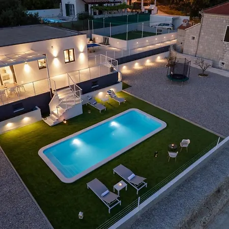 2-bedroom La With Private Heated 33sqm Pool *
