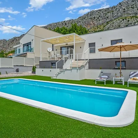 2-bedroom La With Private Heated 33sqm Pool Vila Jesenice (Split-Dalmatia)