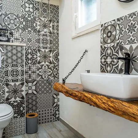 2-bedroom La With Private Heated 33sqm Pool *