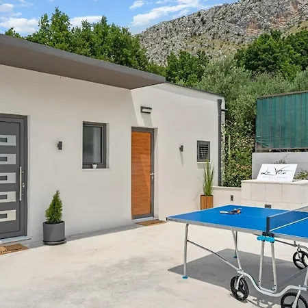 2-bedroom La With Private Heated 33sqm Pool * Jesenice (Split-Dalmatia)