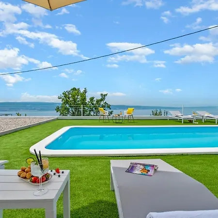 2-bedroom La With Private Heated 33sqm Pool Vila Jesenice (Split-Dalmatia)
