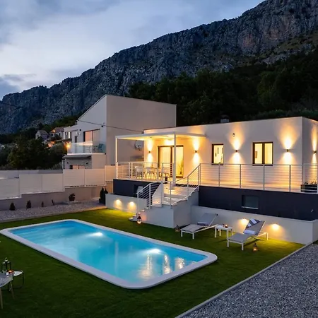 2-bedroom La With Private Heated 33sqm Pool * Jesenice (Split-Dalmatia)