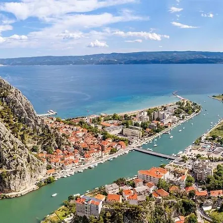 2-bedroom La With Private Heated 33sqm Pool Jesenice (Split-Dalmatia)